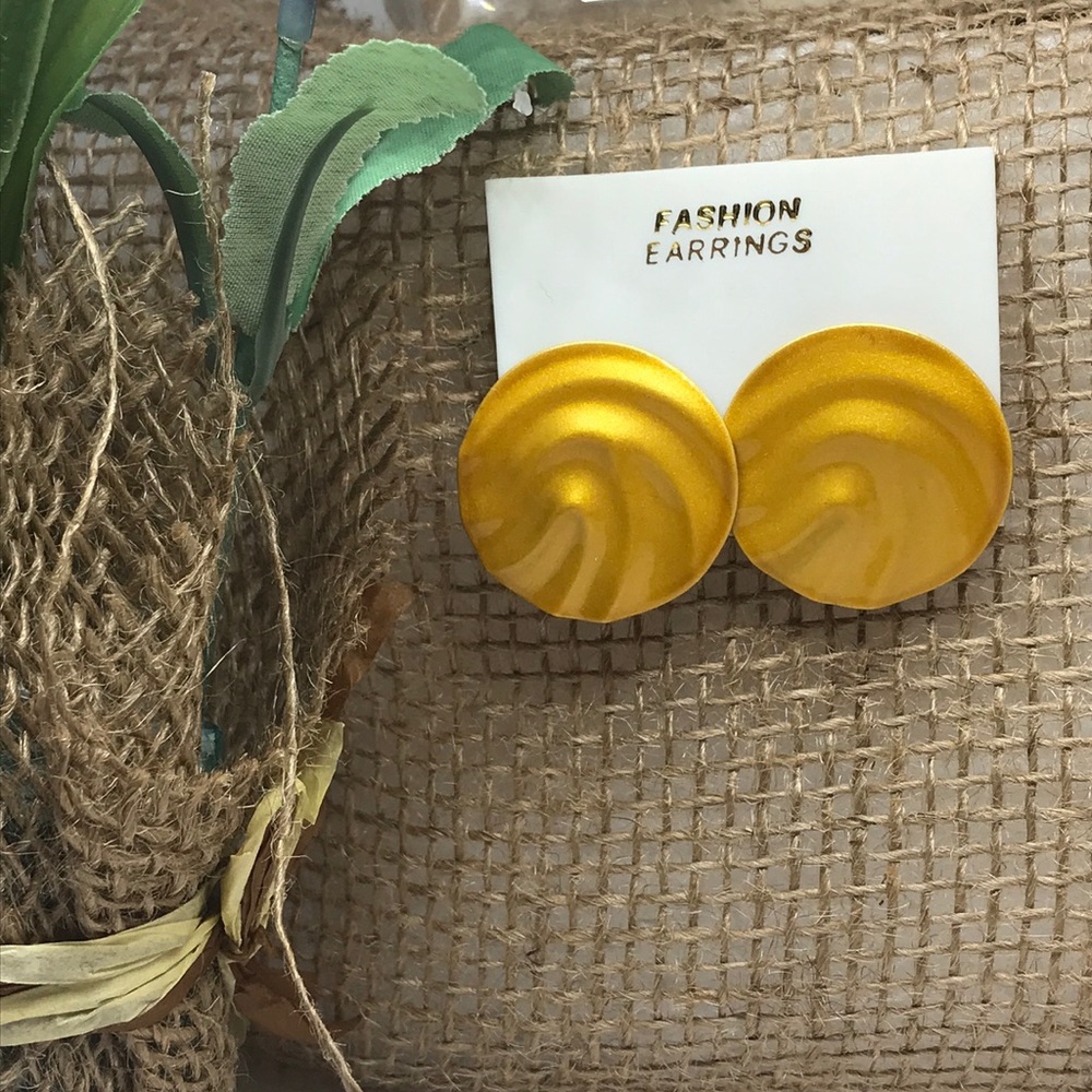 💛Yellow light weight metal earrings